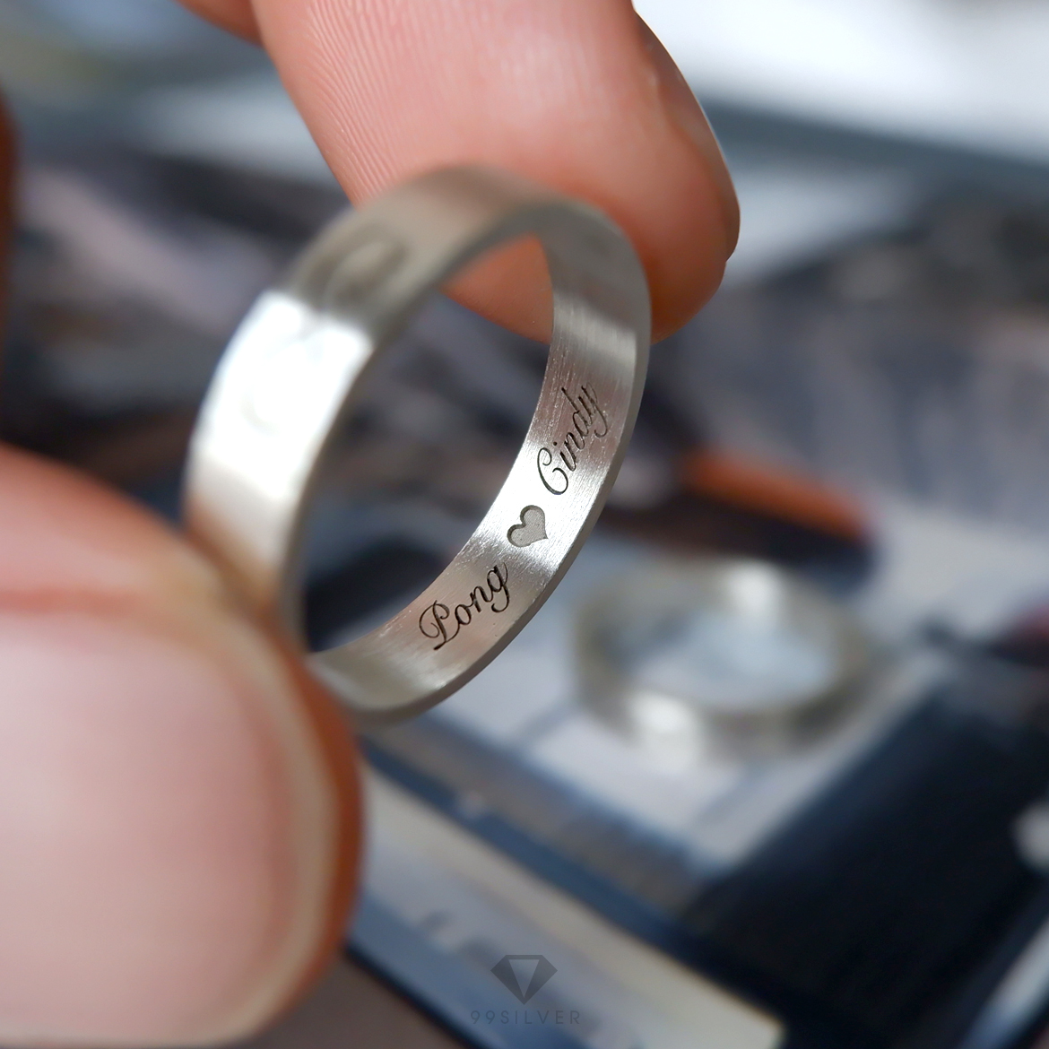 แหวนผิวด้าน ปัดแฮร์ไลน์ ตัวเรือนเงินแท้ หน้าแหวนกว้าง 4 มิลลิเมตร