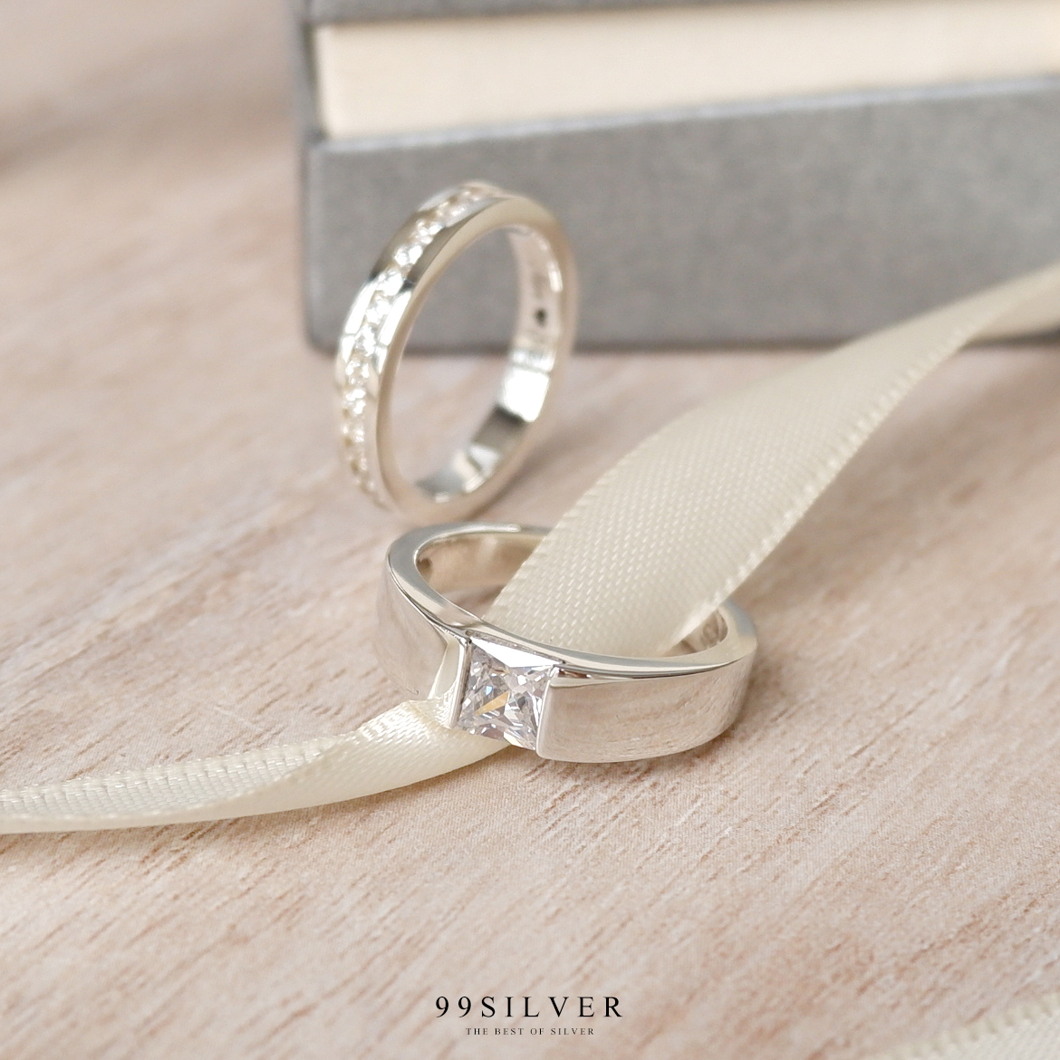 แหวนคู่รัก เพชรเม็ดเหลี่ยม Diamond Cut และเพชรรอบวง 3.5 มิลลิเมตร