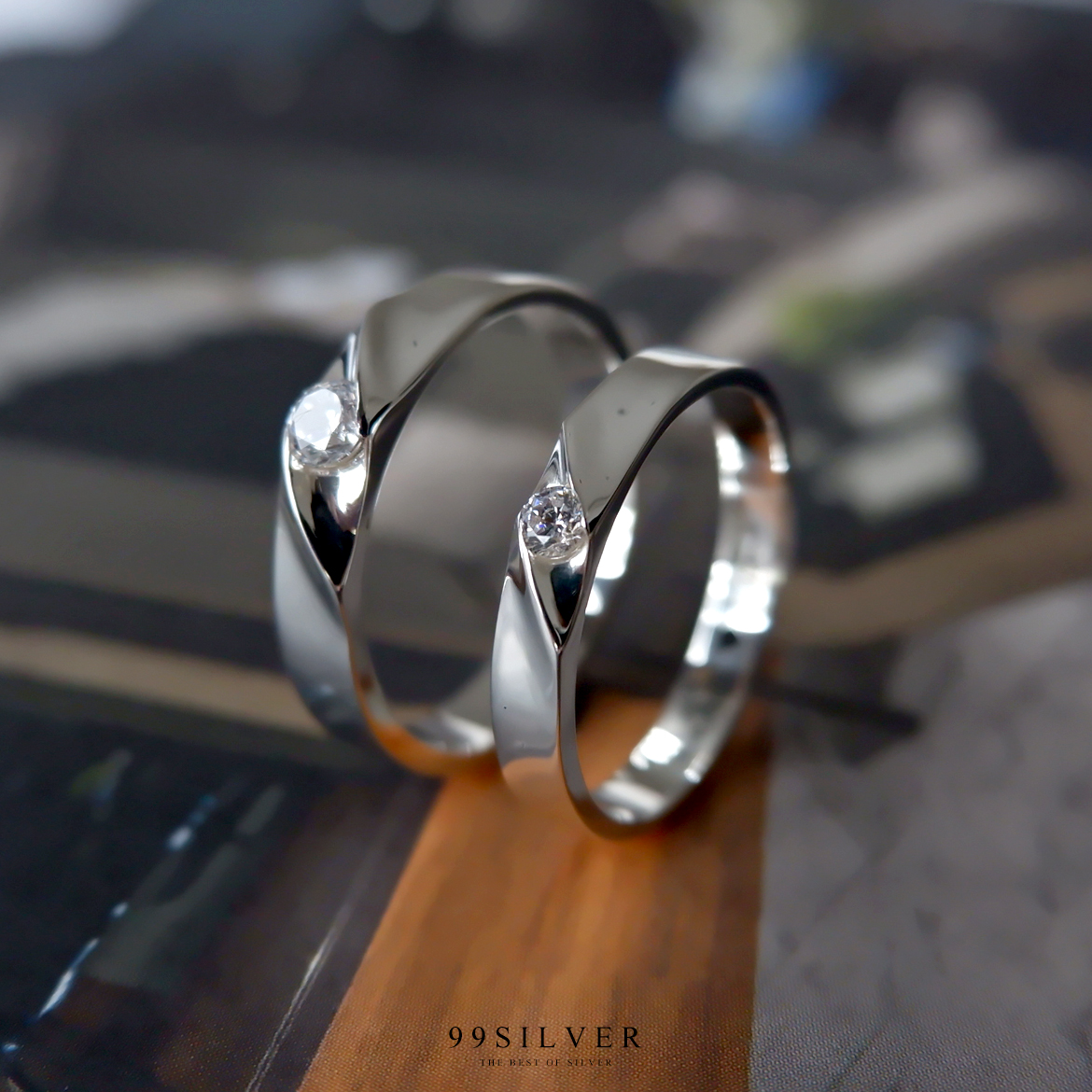 แหวนคู่รักตัวเรือนทะแยงประดับพลอยเม็ดกลม 3.5 และ 5 มิลลิเมตร สวยงาม