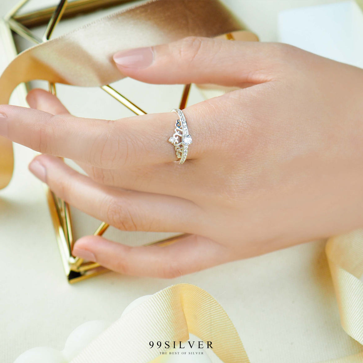 แหวนมงกุฎเจ้าหญิง ประกับเพชรยอด 1 เม็ดพร้อมเพชรเม็ดเล็กที่ก้านแหวน น่ารักสวยงาม
