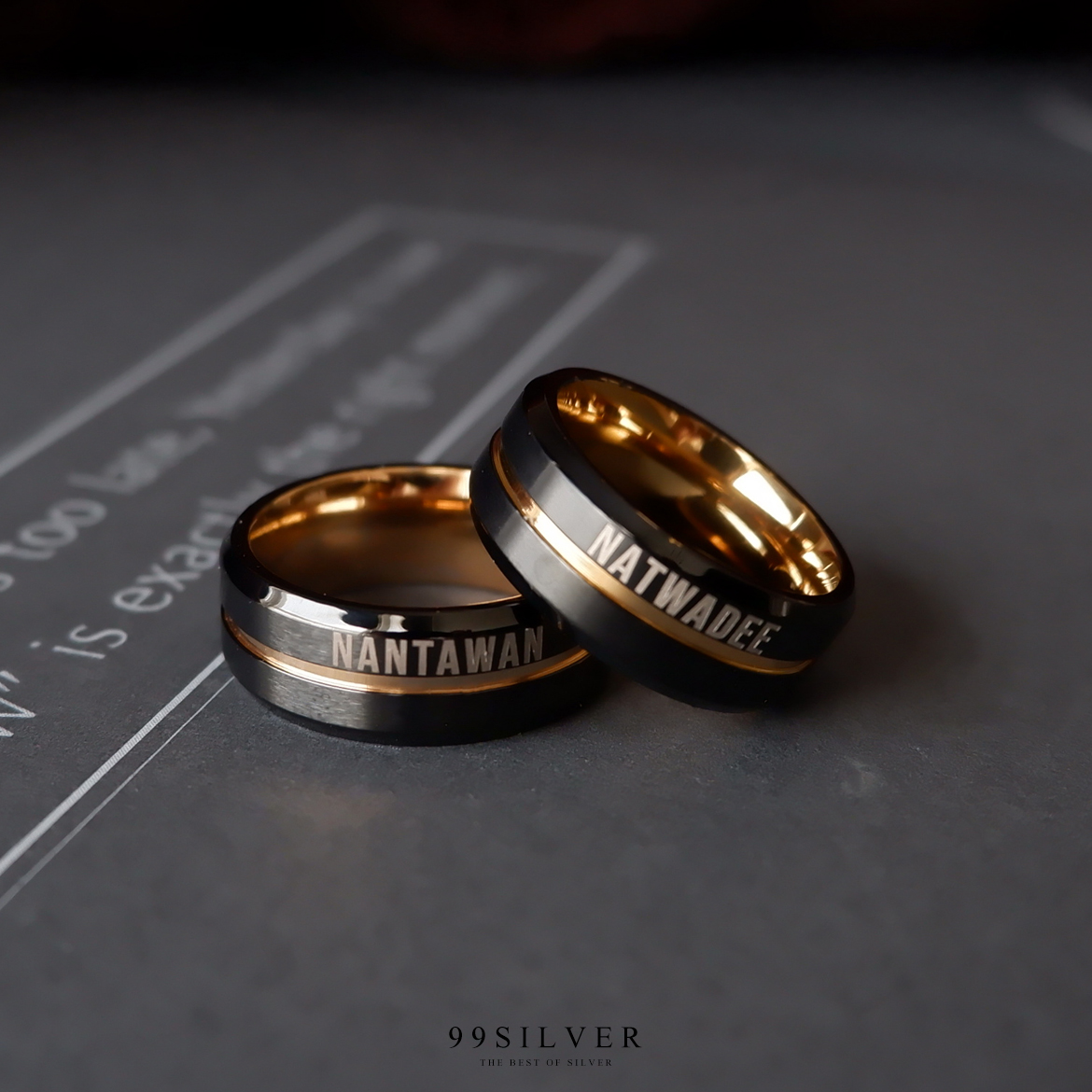 แหวนสแตนเลส Gold Black ไทเทเนี่ยม หน้ากว้าง 7 มิล ผิวเรียบปัดด้านแฮร์ไลน์