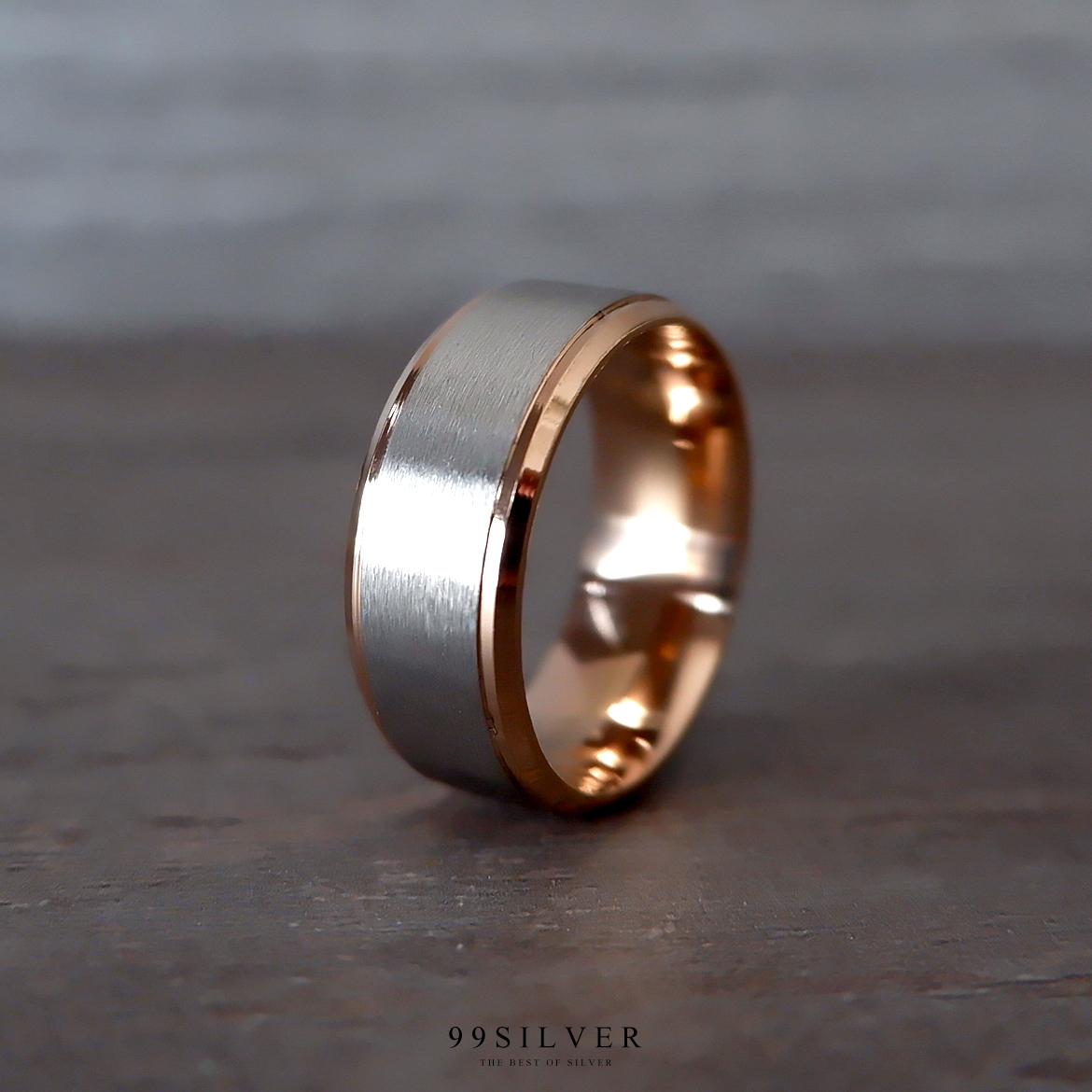 แหวน Pink Gold Edge ลดระดับขอบแหวนเล็กน้อย หน้ากว้าง 8 มม. ผิวด้านปัดแฮร์ไลน์