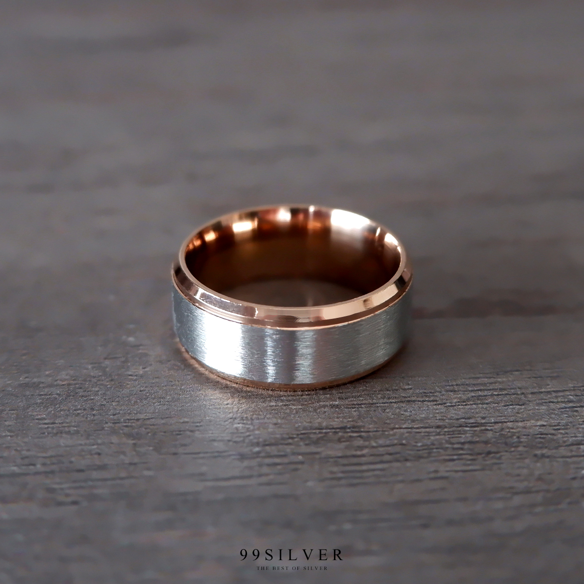 แหวน Pink Gold Edge ลดระดับขอบแหวนเล็กน้อย หน้ากว้าง 8 มม. ผิวด้านปัดแฮร์ไลน์