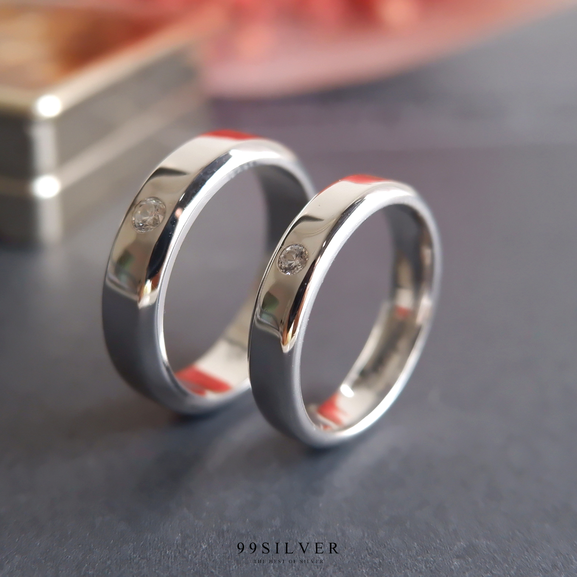 แหวนคู่รักลดขอบฝังเพชรวงละ 1 เม็ด หน้าแหวน 4 และ 6 มิลลิเมตร