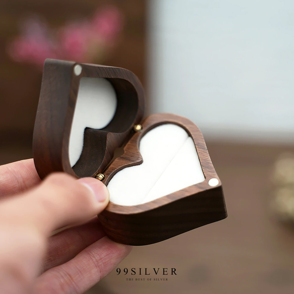 กล่องใส่แหวนหัวใจ ทำจากไม้แท้ ข้างในบุกำมะหยี่สีขาว สำหรับเสียบแหวนอย่างดี