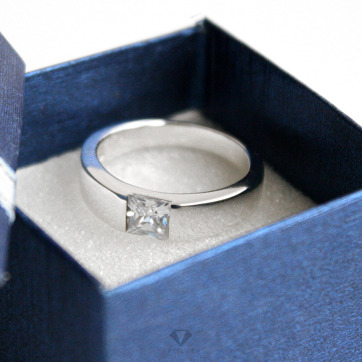  แหวนคู่รัก เพชรเม็ดเหลี่ยม Diamond Cut และเพชรชู 5 มิลลิเมตรประดับด้วยเพชรเม็ดเล็กรอบ