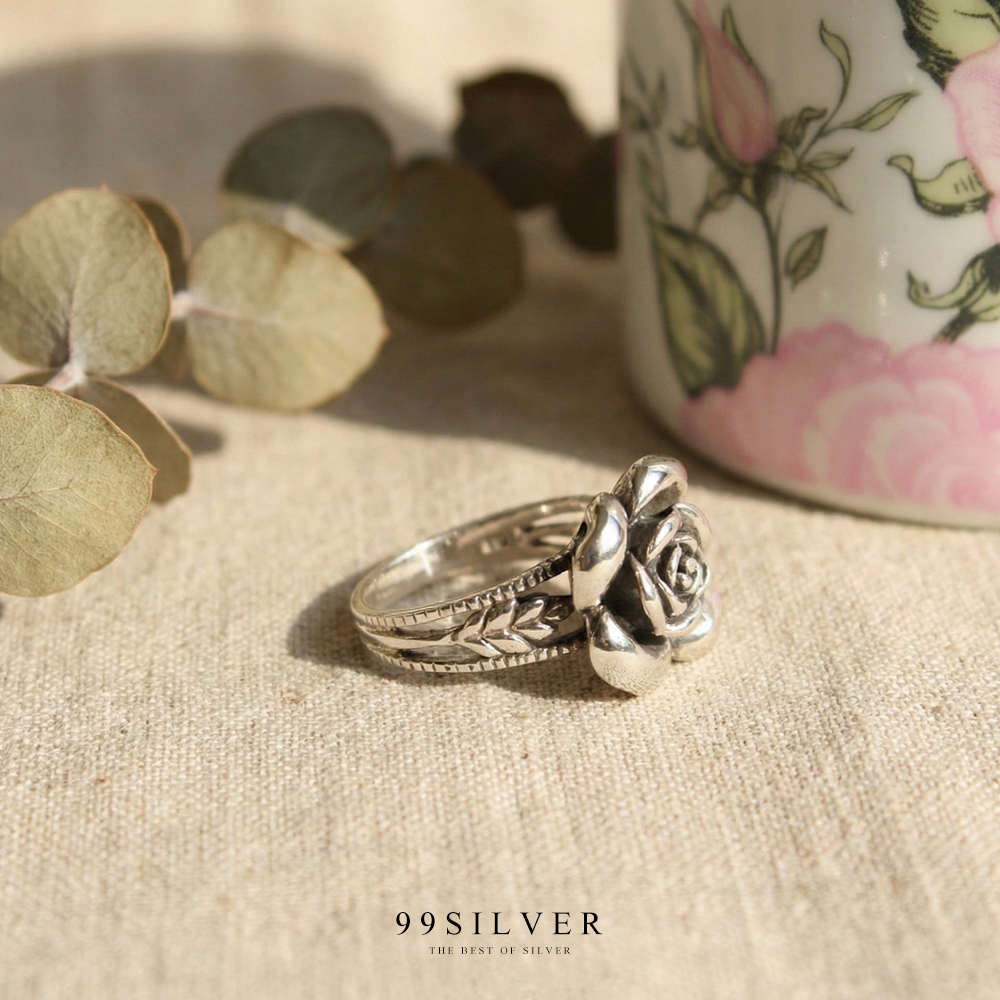 แหวนดอกกุหลาบ (แบบดอกใหญ่) ตัวเรือนทำจากเงินแท้ทั้งวง ลงยาดำสวยงาม