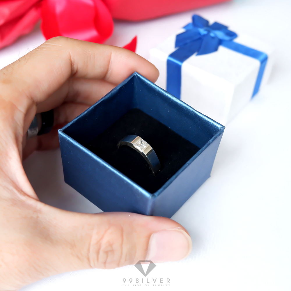 กล่องใส่แหวนสี่เหลี่ยมสีน้ำเงินขาว ฝามีลายสวยงามพร้อมโบว์สีน้ำเงิน