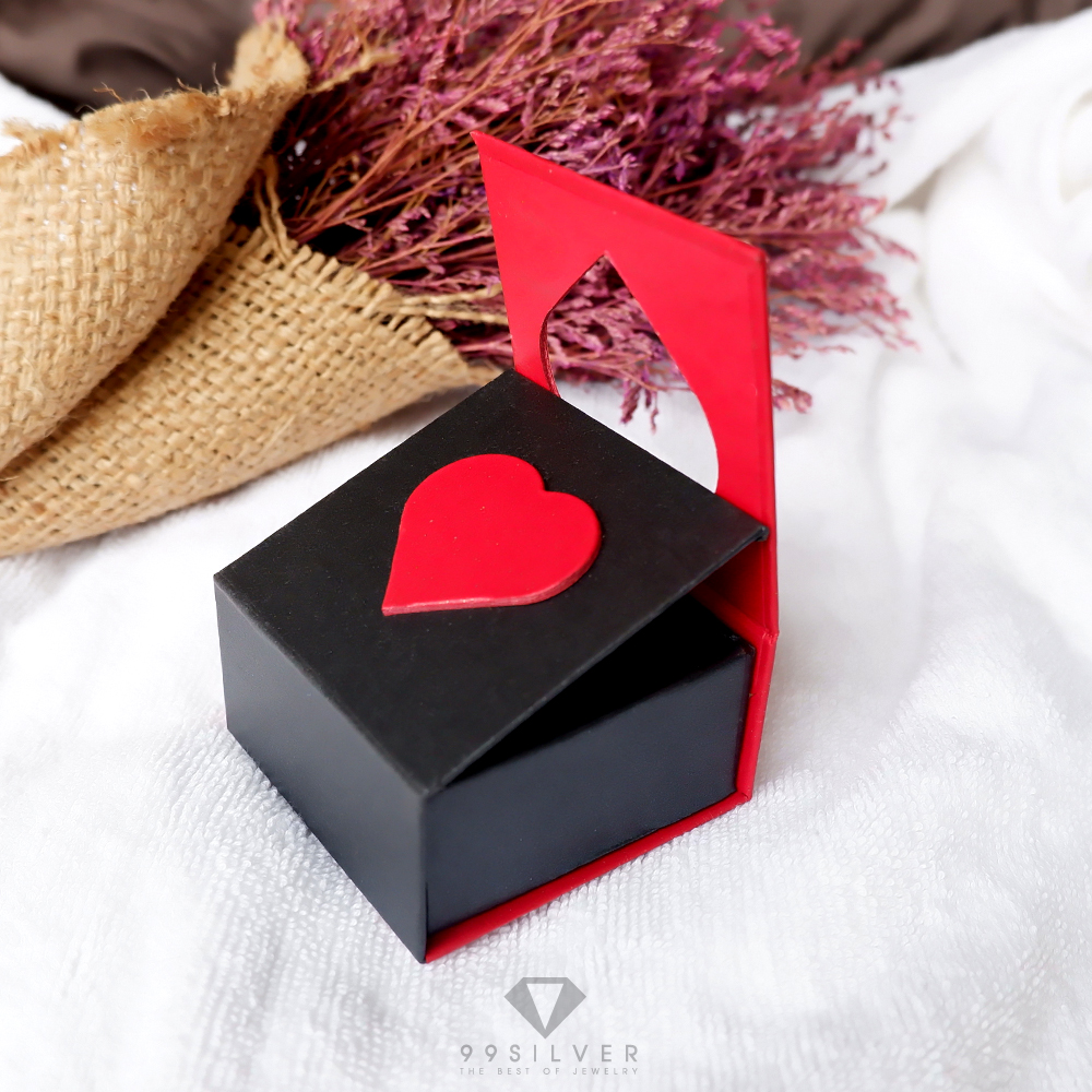 กล่องใส่แหวนสีแดงดำ ตัดลายหัวใจมุมซ้าย ข้างในบุด้วยสปั้นช์นิ่มสีดำ