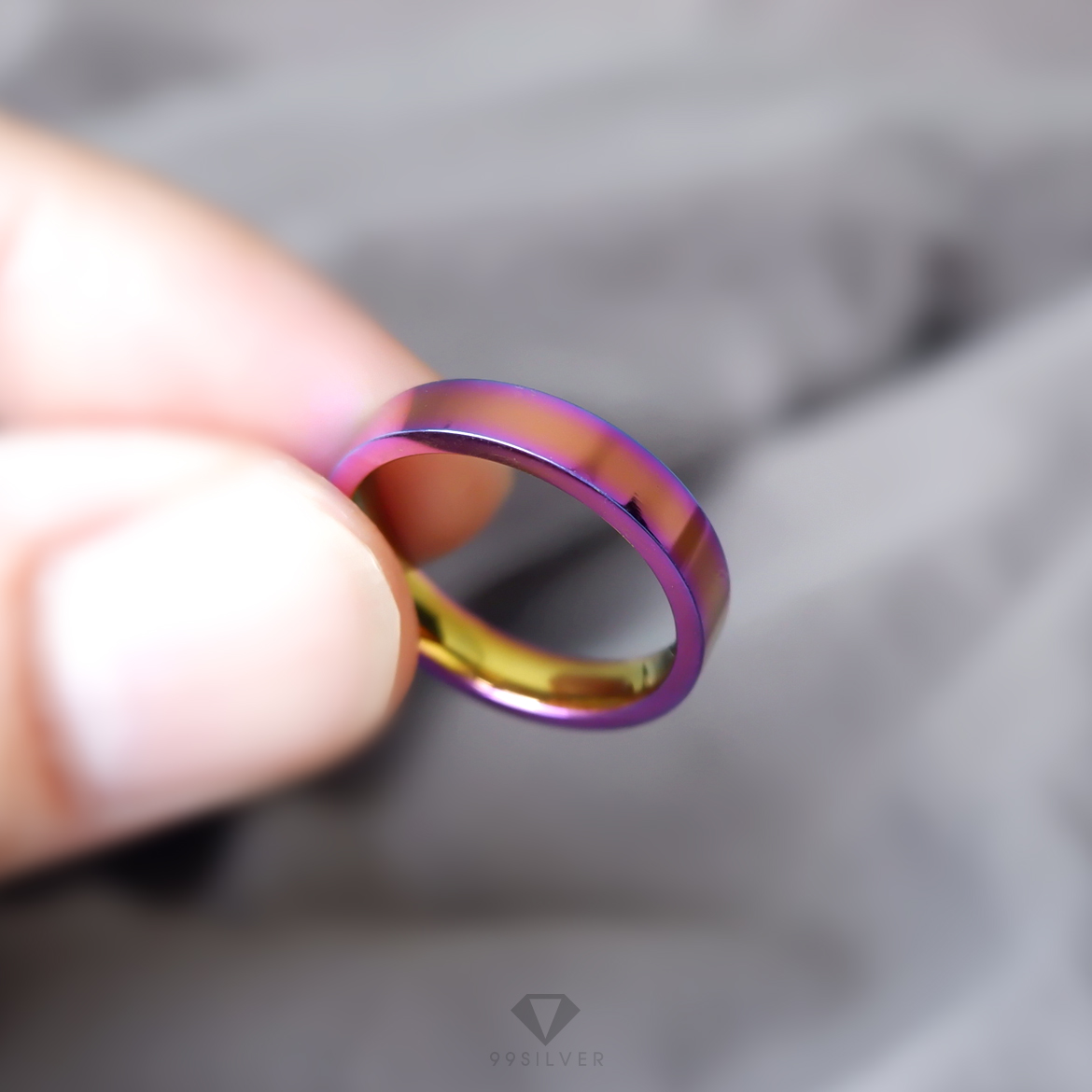 แหวนสแตนเลสไทเทเนี่ยมแท้ หน้ากว้าง 4 มิลลิเมตร ผิวเงาเรียบ ไดร์ฟสีรุ้งไทเท