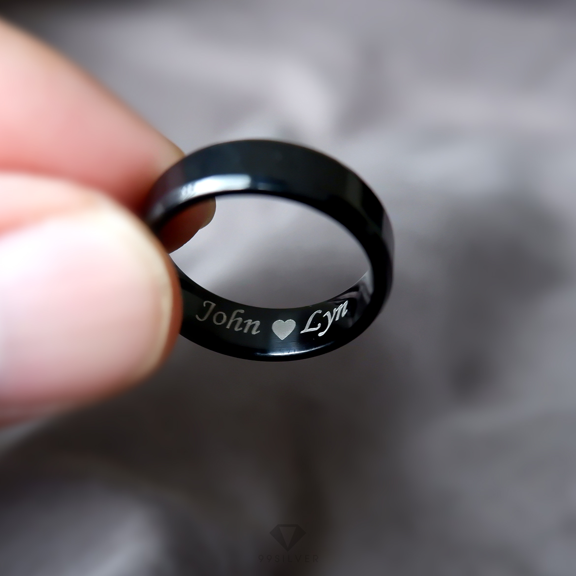 แหวนสแตนเลสแบล๊คไทเทเนี่ยมแท้หน้ากว้าง 6-8 มิล ขอบตัดสวยงาม ตัวเรือนสีดำด้าน 