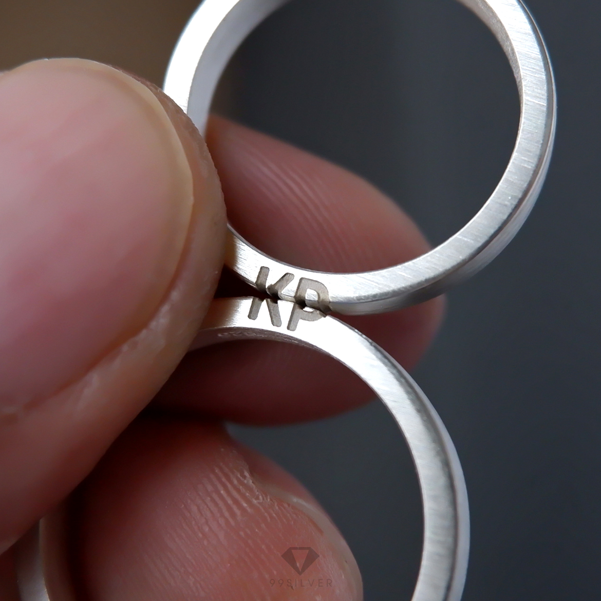 แหวนอักษรประกบ เซ็ตคู่สองวง เมื่อนำมาต่อกันจะได้เป็นอักษรพอดี