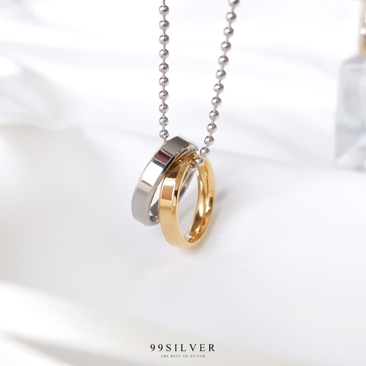 สร้อยจี้แหวนคู่ ตัวเรือนแหวนเป็นสแตนเลสแท้ สีเงินและสีทอง มาพร้อมสร้อยสวยงาม