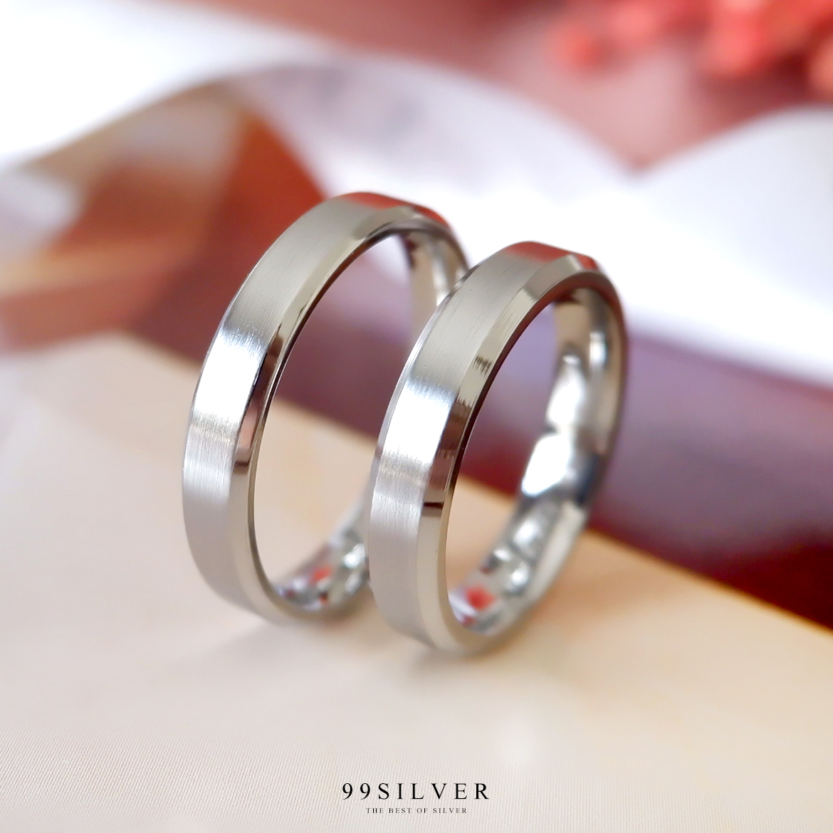 แหวนสแตนเลสแท้หน้ากว้าง 4 มิลลิเมตร ขอบลดมุมตัดสวยงาม ตัวเรือนสีเงินด้าน ขอบเงา