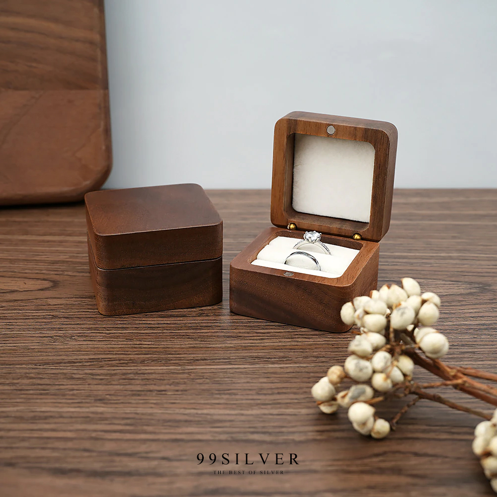 กล่องใส่แหวนแบบเหลี่ยม ทำจากไม้แท้ ข้างในบุกำมะหยี่สีครีม สำหรับเสียบแหวนคู่อย่างดี