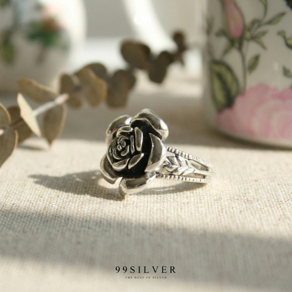 แหวนดอกกุหลาบ (แบบดอกใหญ่) ตัวเรือนทำจากเงินแท้ทั้งวง ลงยาดำสวยงาม