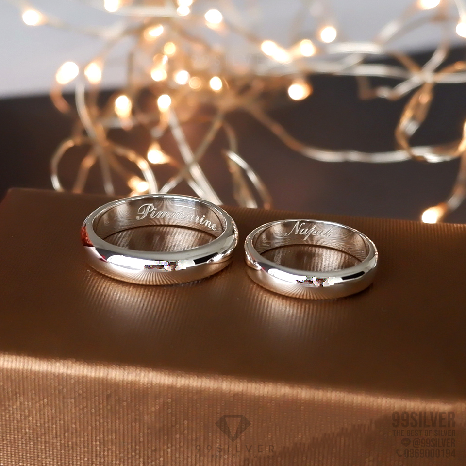 แหวนเงินหน้ากว้าง 4 มิลลิเมตร หนาพิเศษ 2 มิลลิเมตร ผิวเงาทรงโค้ง สลักอักษรขาวพ่นทราย