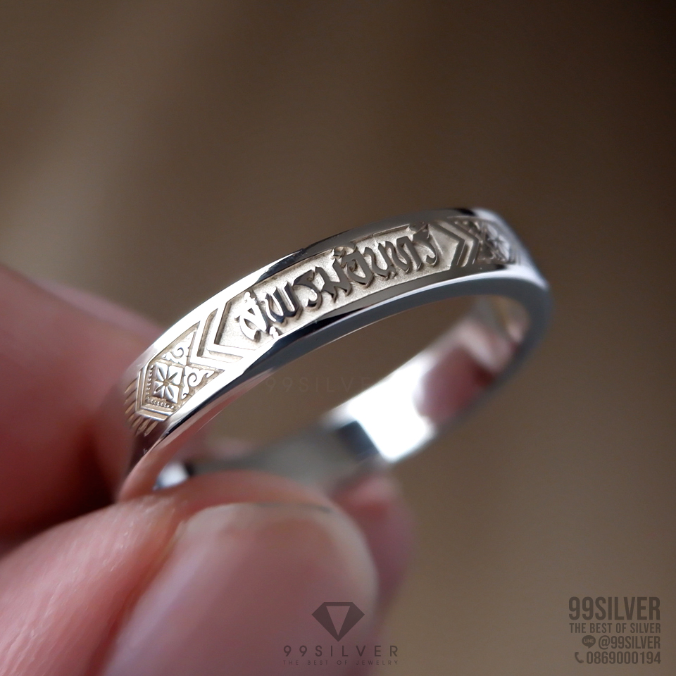 แหวนนามสกุลเงินแท้หน้ากว้าง 4 มิลลิเมตร ผิวเรียบ พื้นหลังพ่นทราย พร้อมแกะลายไทย