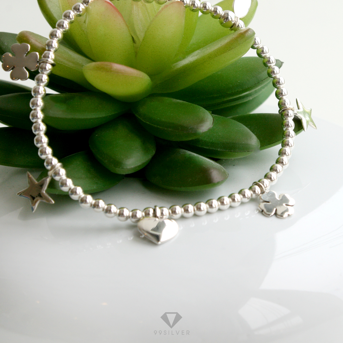 สร้อยข้อมือเม็ดกลมรอบวง ประดับจี้หัวใจ จี้ดาว และจี้ใบไม้และใบ clover 