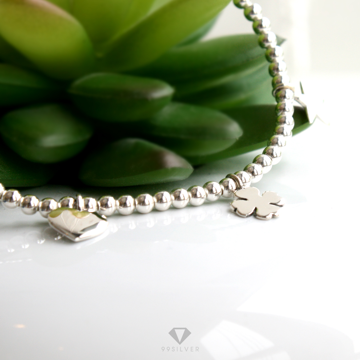 สร้อยข้อมือเม็ดกลมรอบวง ประดับจี้หัวใจ จี้ดาว และจี้ใบไม้และใบ clover 