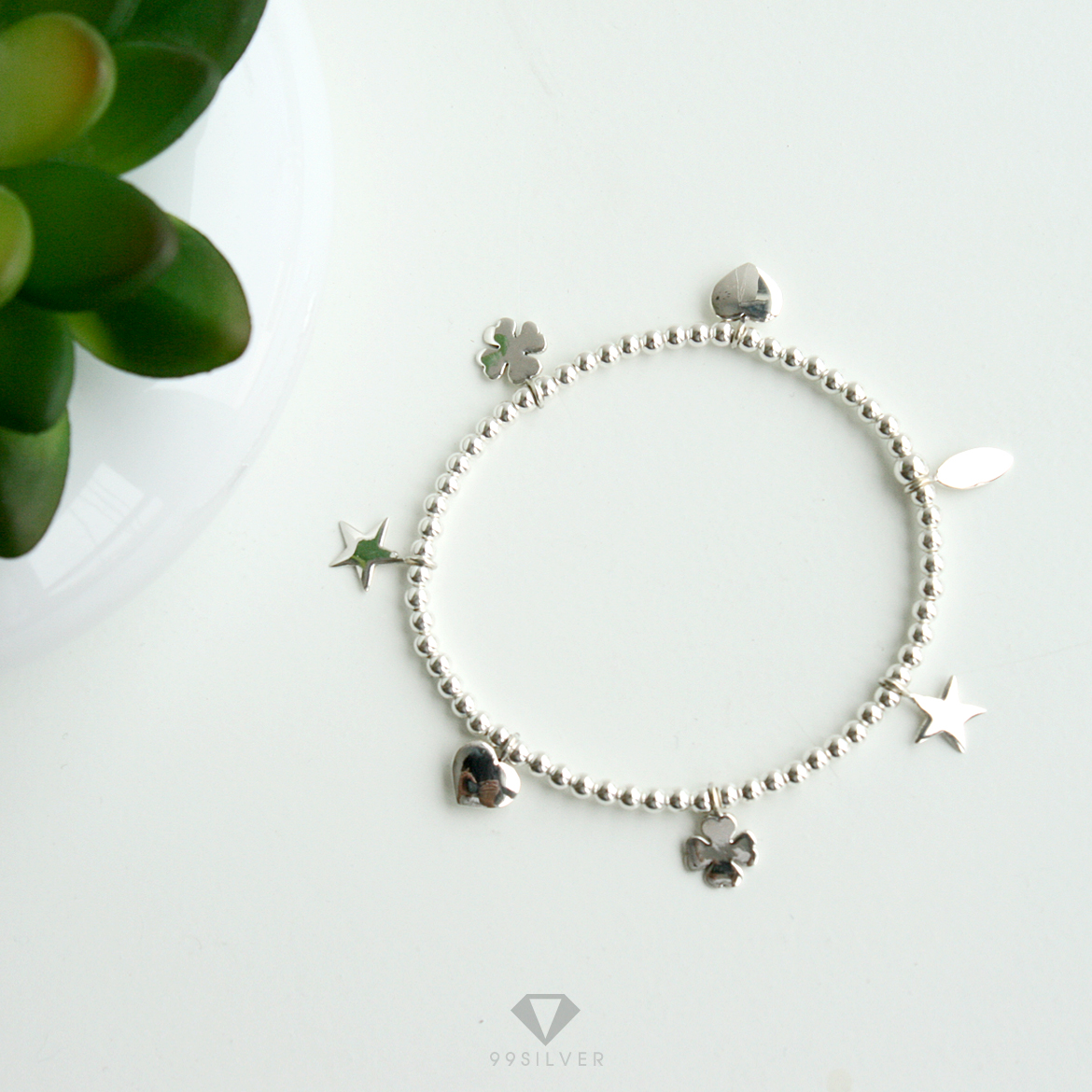 สร้อยข้อมือเม็ดกลมรอบวง ประดับจี้หัวใจ จี้ดาว และจี้ใบไม้และใบ clover 