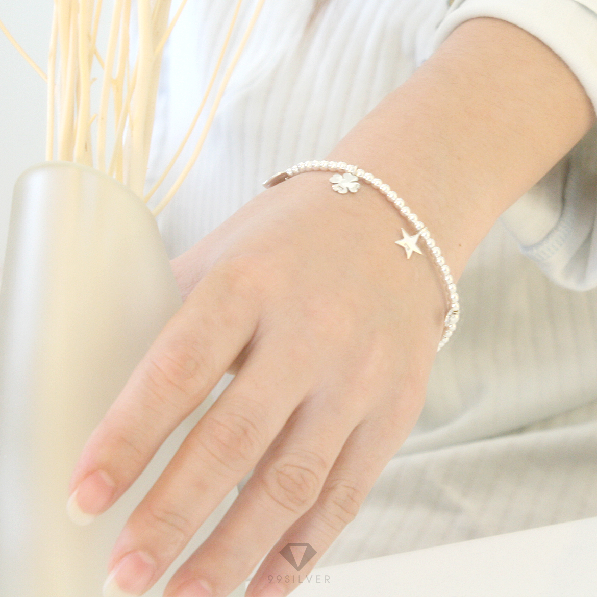 สร้อยข้อมือเม็ดกลมรอบวง ประดับจี้หัวใจ จี้ดาว และจี้ใบไม้และใบ clover 