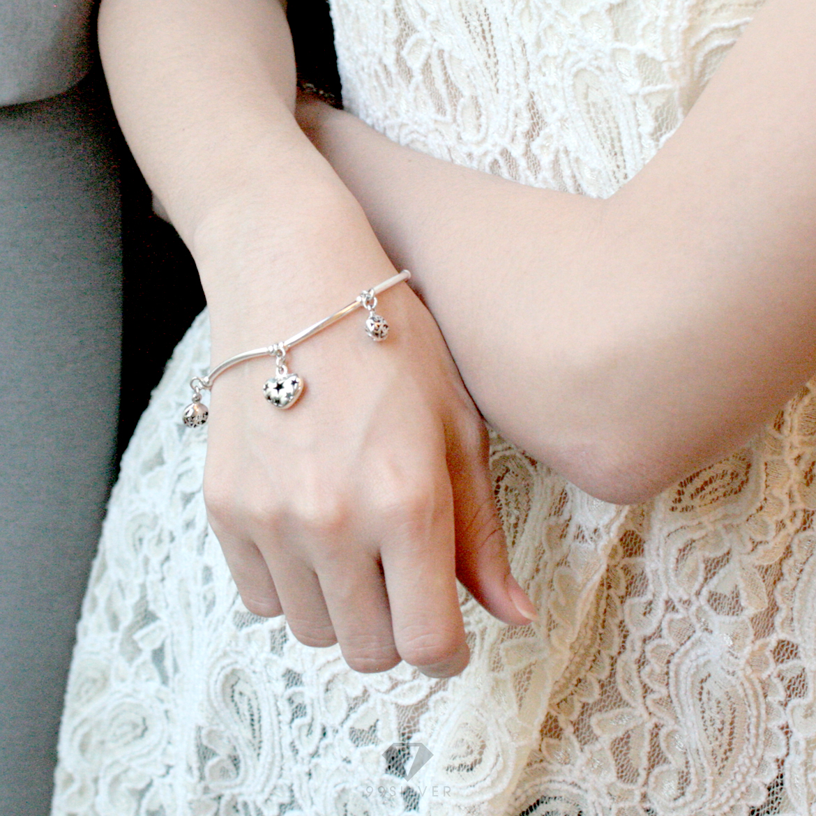 สร้อยข้อมือเงินแท้ประดับจี้รูปหัวใจเจาะลายดาว  สร้อยเป็นแบบปรับขยายได้