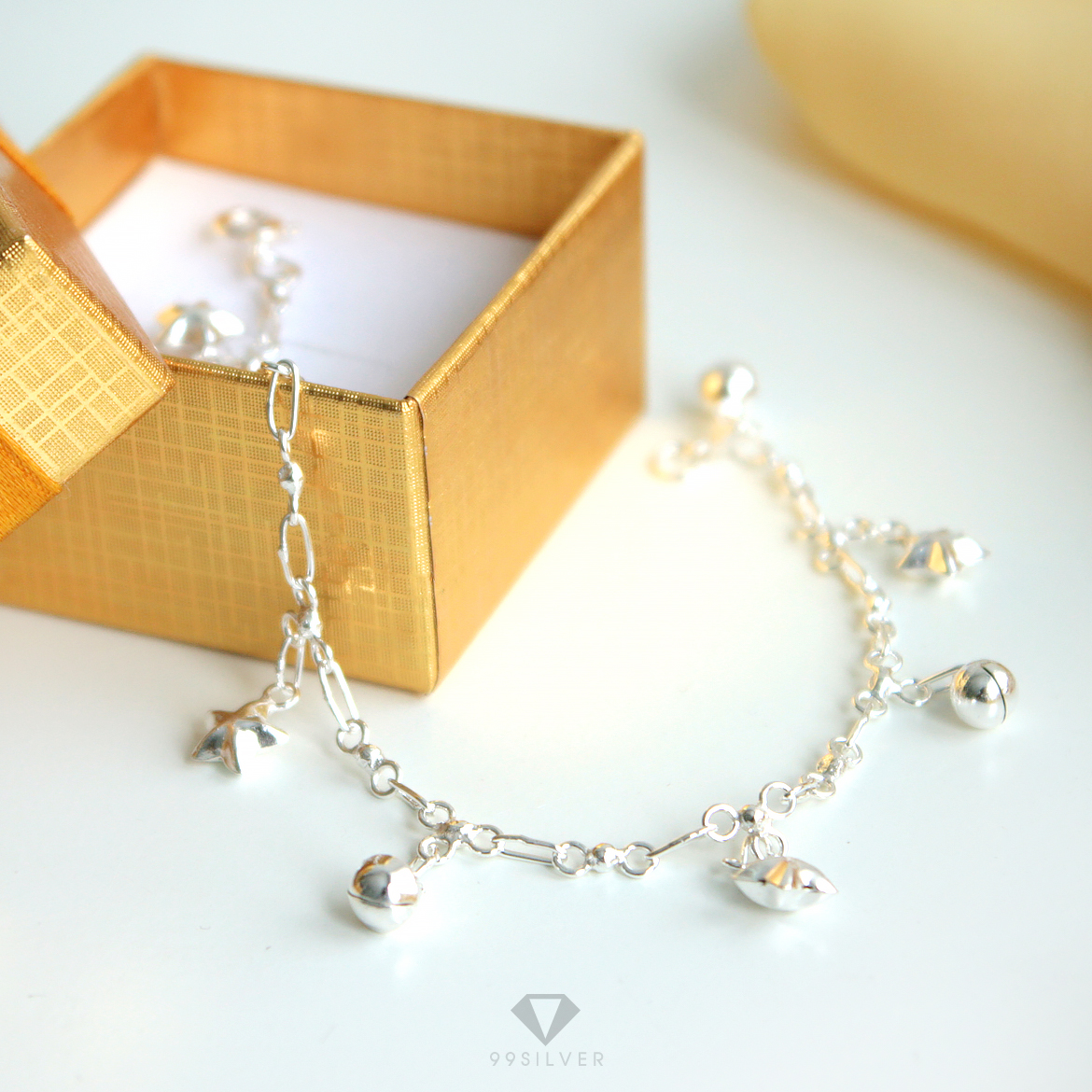 สร้อยข้อมือกระดิ่งดาว กระดิ่งมีเสียงเล็กน้อยน่ารักกำลังดี ห้อยเป็นตุ้งติ้งน่ารัก