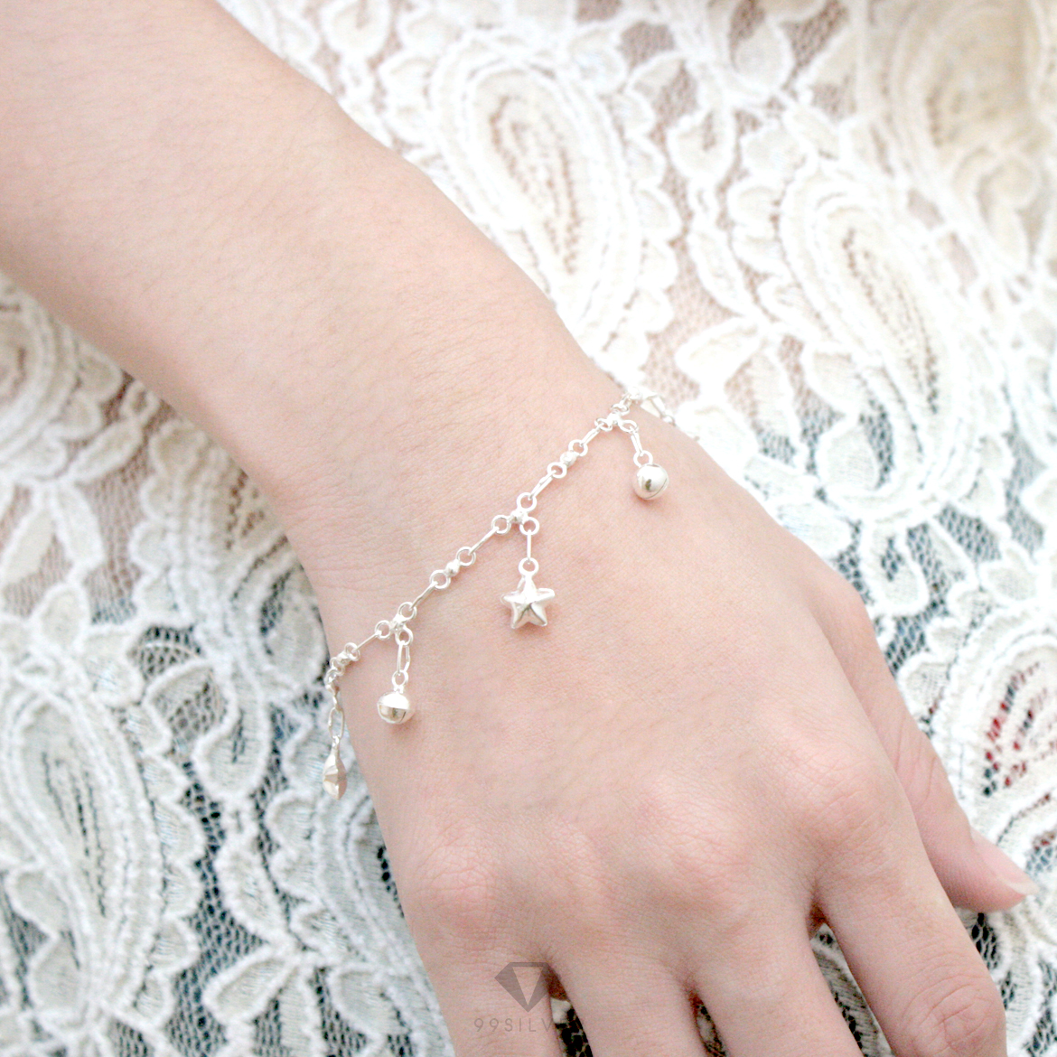 สร้อยข้อมือกระดิ่งดาว กระดิ่งมีเสียงเล็กน้อยน่ารักกำลังดี ห้อยเป็นตุ้งติ้งน่ารัก