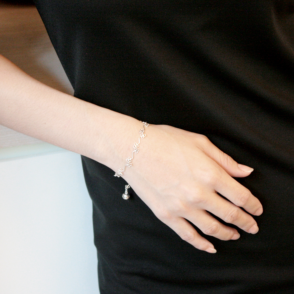 สร้อยข้อมือเส้นเเงินโค้ง ดัดเป็นทรงหวานๆสวยงาม ปลายสร้อยมีกระดิ่งเล้กๆน่ารัก