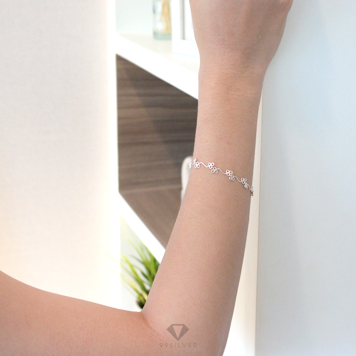 สร้อยข้อมือเส้นเเงินโค้ง ดัดเป็นทรงหวานๆสวยงาม ปลายสร้อยมีกระดิ่งเล้กๆน่ารัก