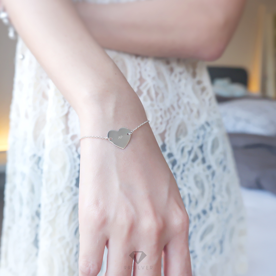 สร้อยข้อมือหัวใจ เป็นจี้น่ารักๆพร้อมสายสร้อยโซ่เส้นเล็ก สามารถสลักอักษรได้