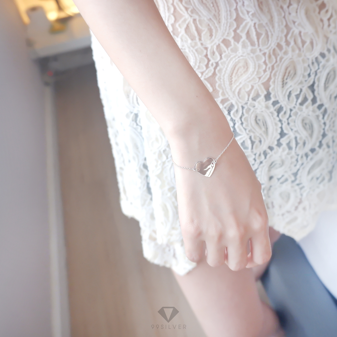 สร้อยข้อมือหัวใจ เป็นจี้น่ารักๆพร้อมสายสร้อยโซ่เส้นเล็ก สามารถสลักอักษรได้