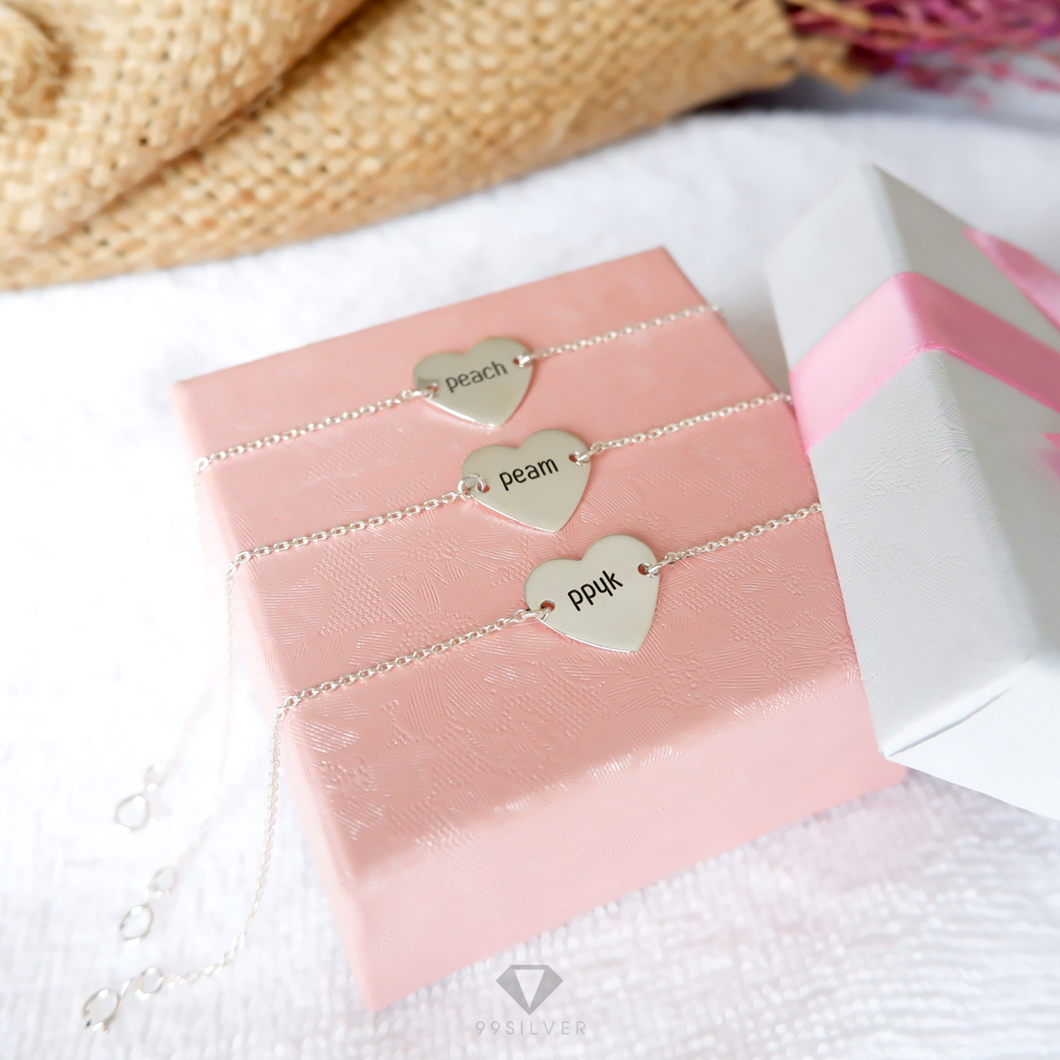 สร้อยข้อมือหัวใจ เป็นจี้น่ารักๆพร้อมสายสร้อยโซ่เส้นเล็ก สามารถสลักอักษรได้