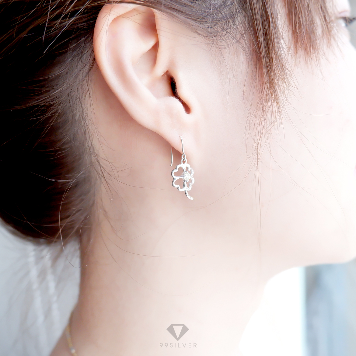 ต่างหูใบ Clover 4 แฉก ประดับเพชรสีเขียวอ่อนใบลักกี้ ก้านต่างหูแบบห้อย