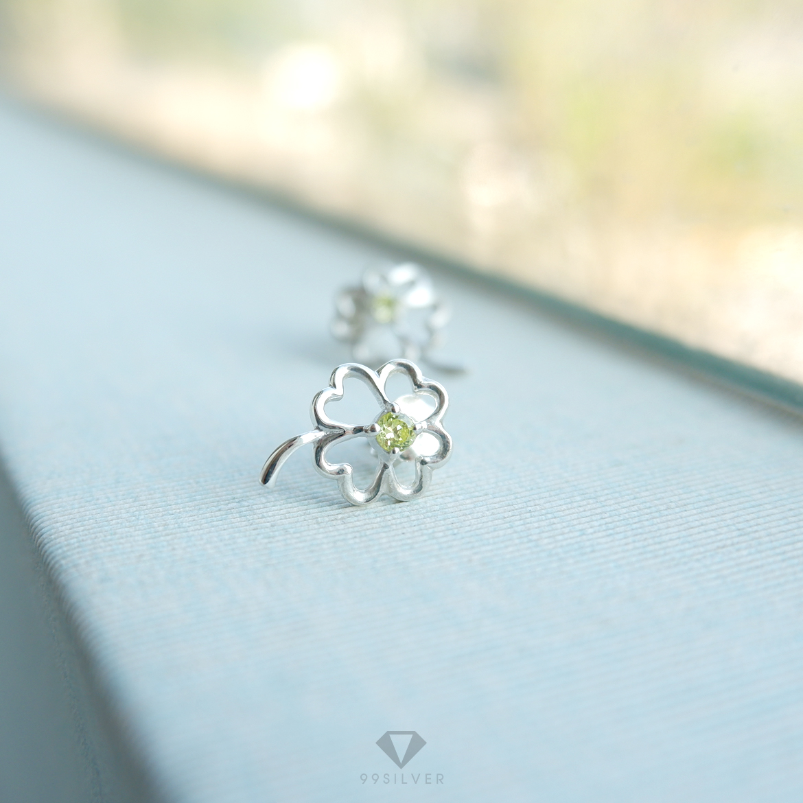 ต่างหูใบ Clover 4 แฉก ประดับเพชรสีเขียวอ่อนใบลักกี้ ก้านต่างหูแบบปักก้าน