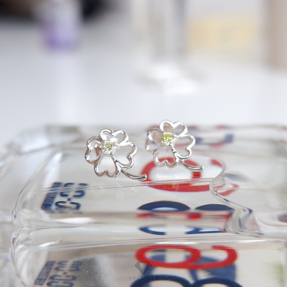 ต่างหูใบ Clover 4 แฉก ประดับเพชรสีเขียวอ่อนใบลักกี้ ก้านต่างหูแบบปักก้าน