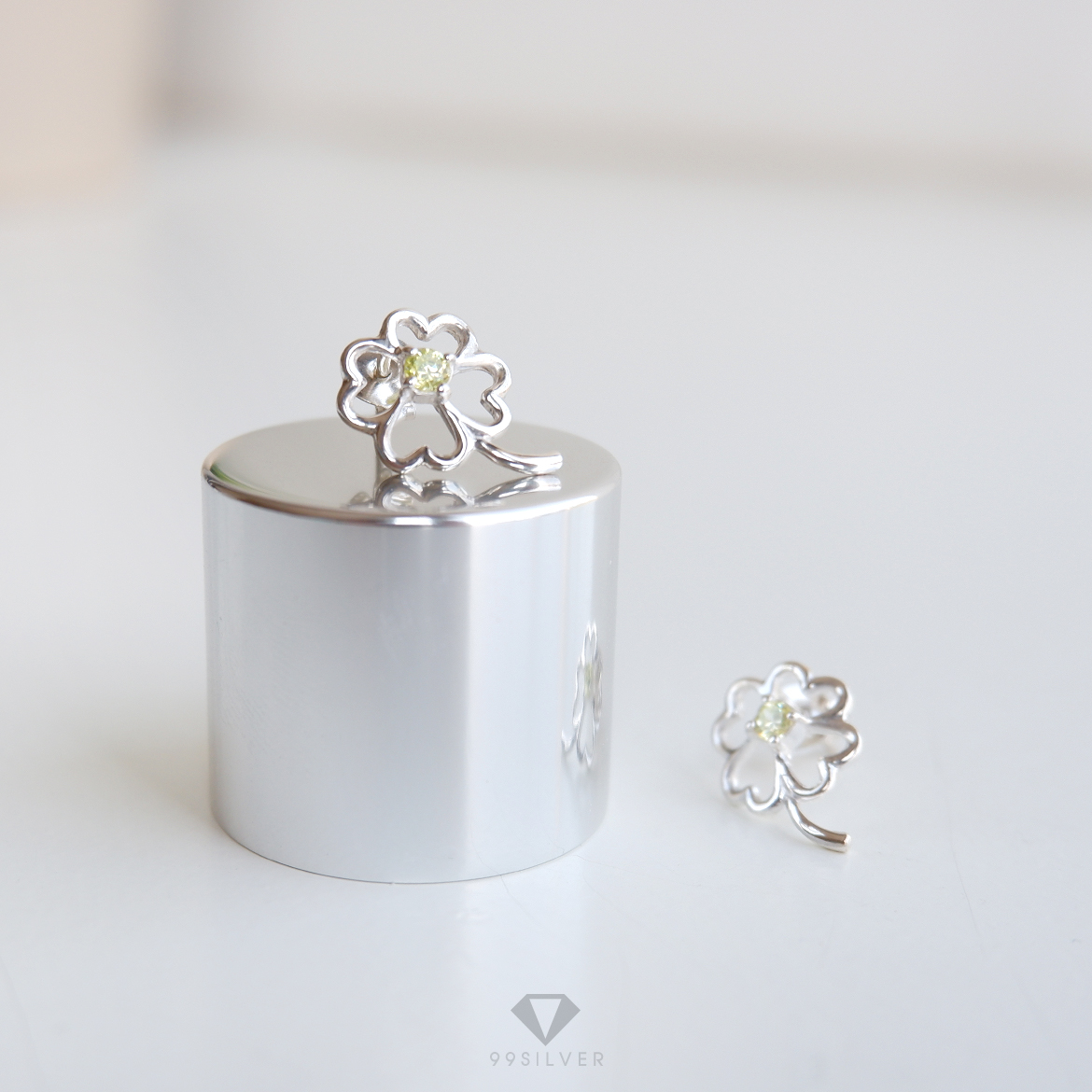 ต่างหูใบ Clover 4 แฉก ประดับเพชรสีเขียวอ่อนใบลักกี้ ก้านต่างหูแบบปักก้าน