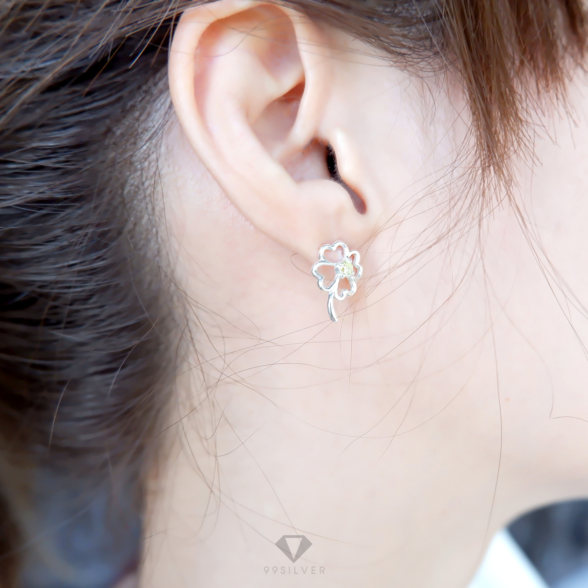 ต่างหูใบ Clover 4 แฉก ประดับเพชรสีเขียวอ่อนใบลักกี้ ก้านต่างหูแบบปักก้าน