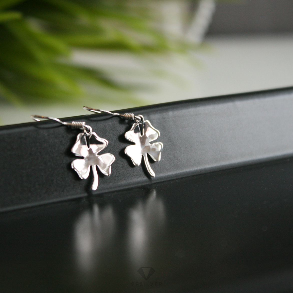 ต่างหูใบ Clover 4 แฉก ก้านต่างหูแบบห้อยผิวเรียบขัดเงา