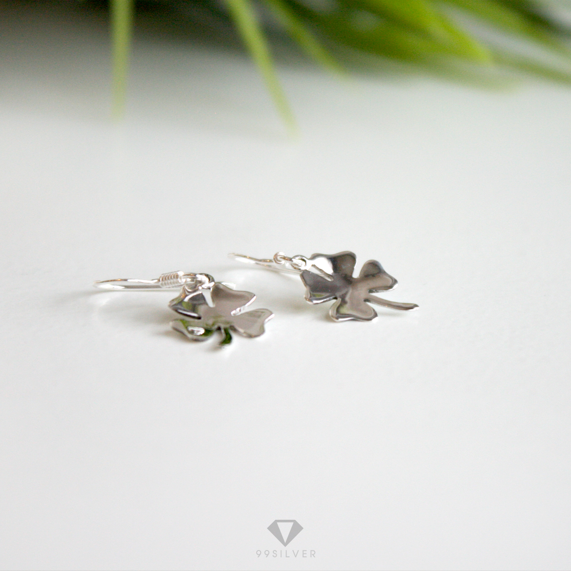 ต่างหูใบ Clover 4 แฉก ก้านต่างหูแบบห้อยผิวเรียบขัดเงา