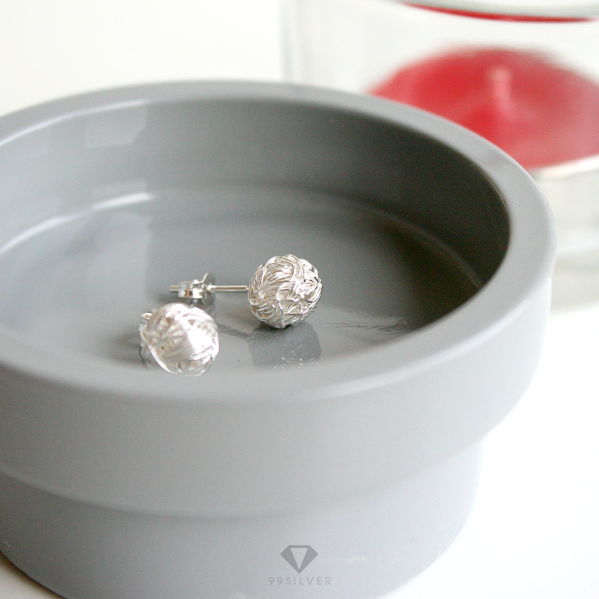 ต่างหูทรงกลม เป็นเส้นเงินแท้ม้วนเป็นทรงกลมทั้งชิ้น ทรงต่างหูปักก้าน