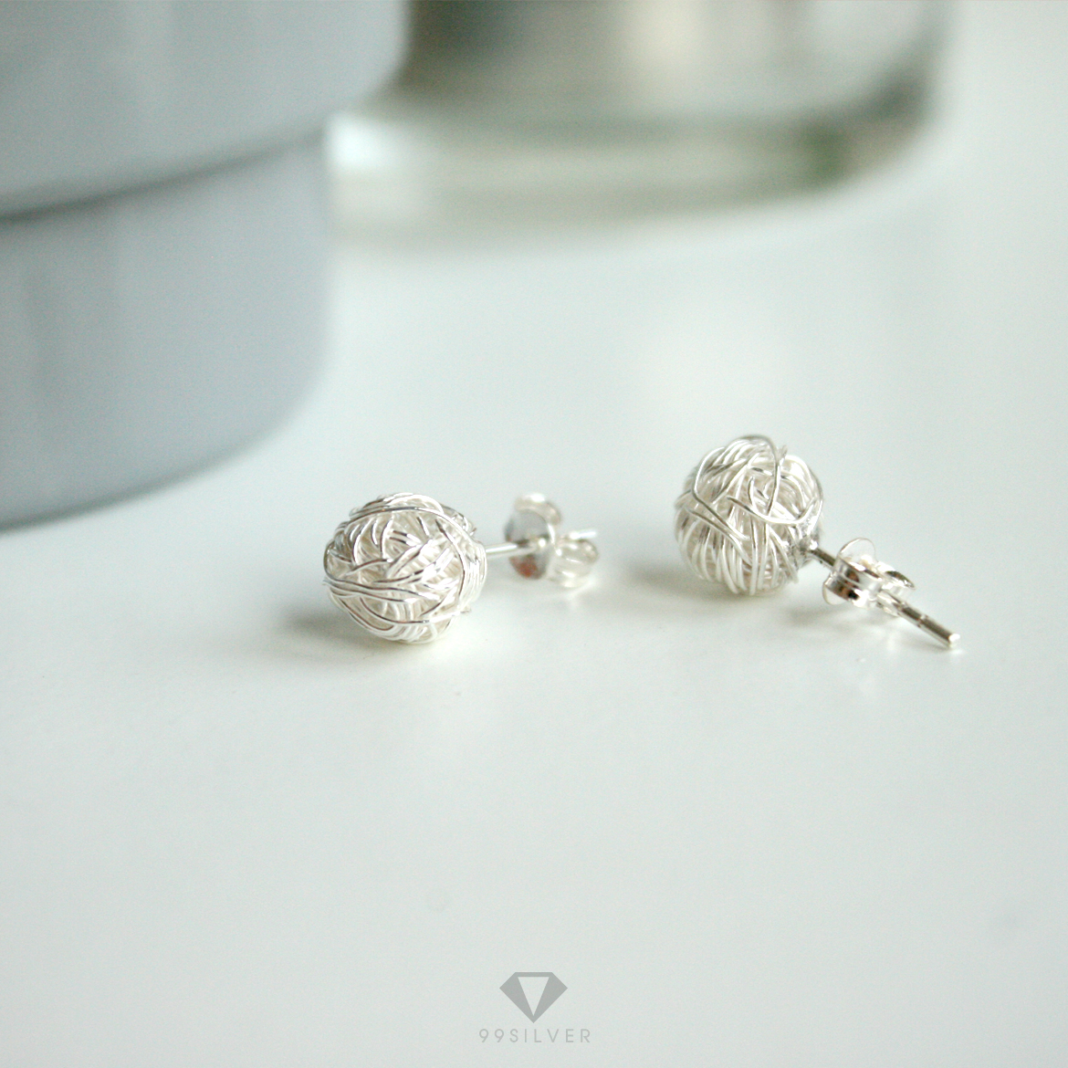 ต่างหูทรงกลม เป็นเส้นเงินแท้ม้วนเป็นทรงกลมทั้งชิ้น ทรงต่างหูปักก้าน