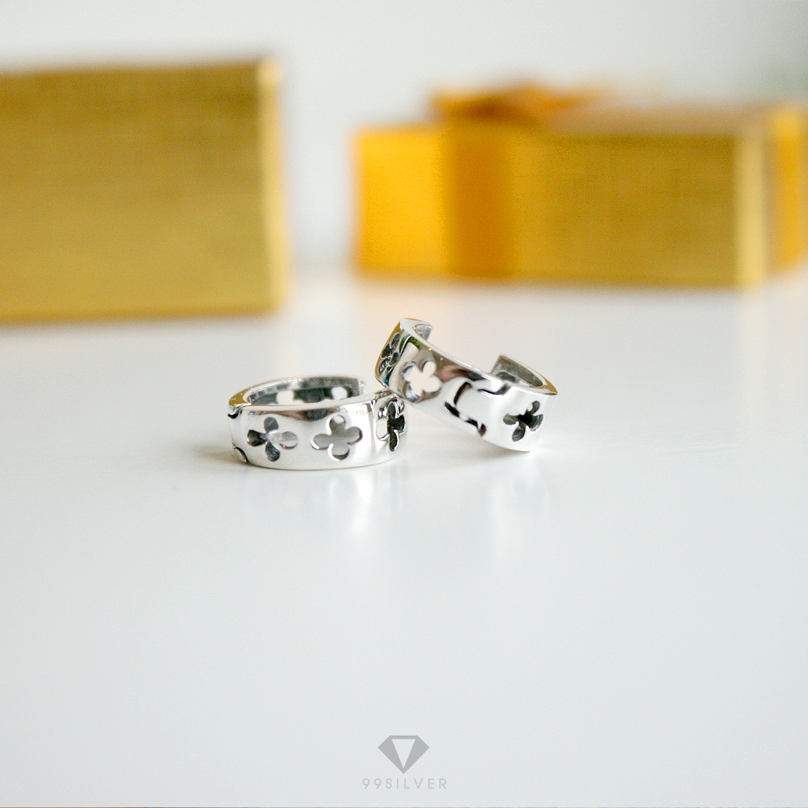 ต่างหูทรงห่วงเจาะลาย เป็นแบบปักก้านเปิดบานพับ ผิวเงาสวยงาม