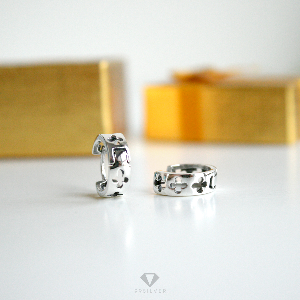 ต่างหูทรงห่วงเจาะลาย เป็นแบบปักก้านเปิดบานพับ ผิวเงาสวยงาม