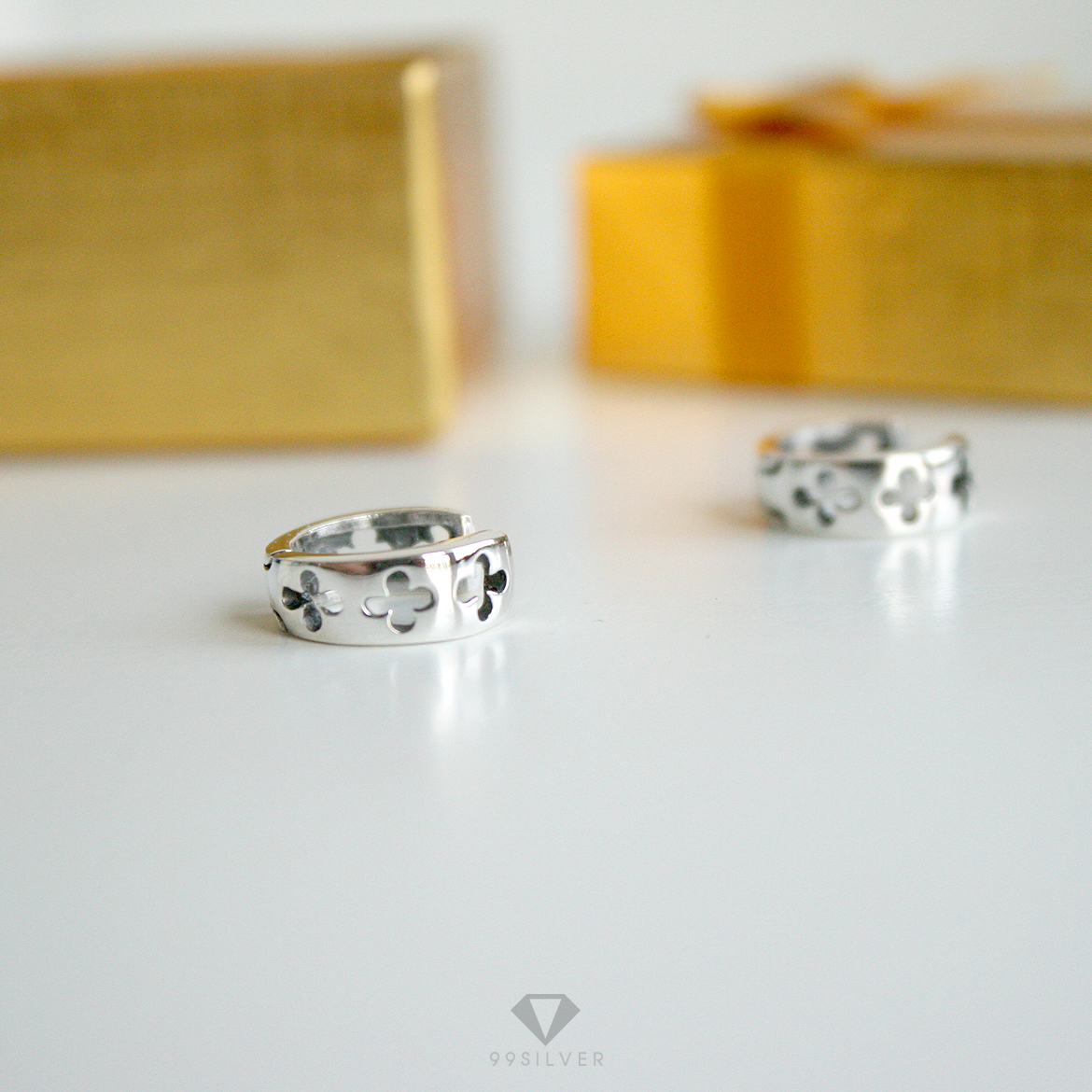 ต่างหูทรงห่วงเจาะลาย เป็นแบบปักก้านเปิดบานพับ ผิวเงาสวยงาม