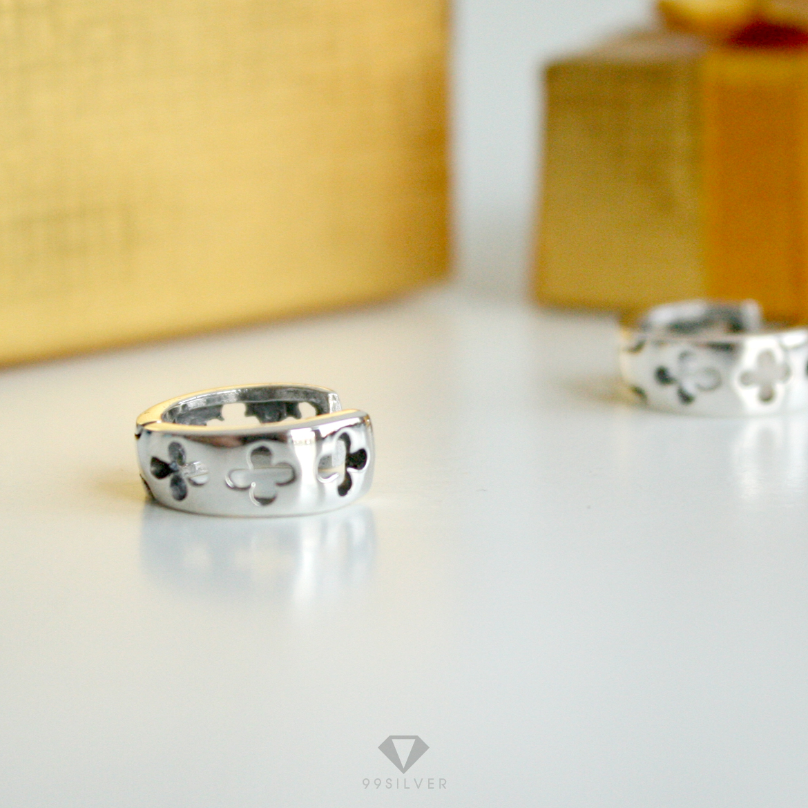 ต่างหูทรงห่วงเจาะลาย เป็นแบบปักก้านเปิดบานพับ ผิวเงาสวยงาม