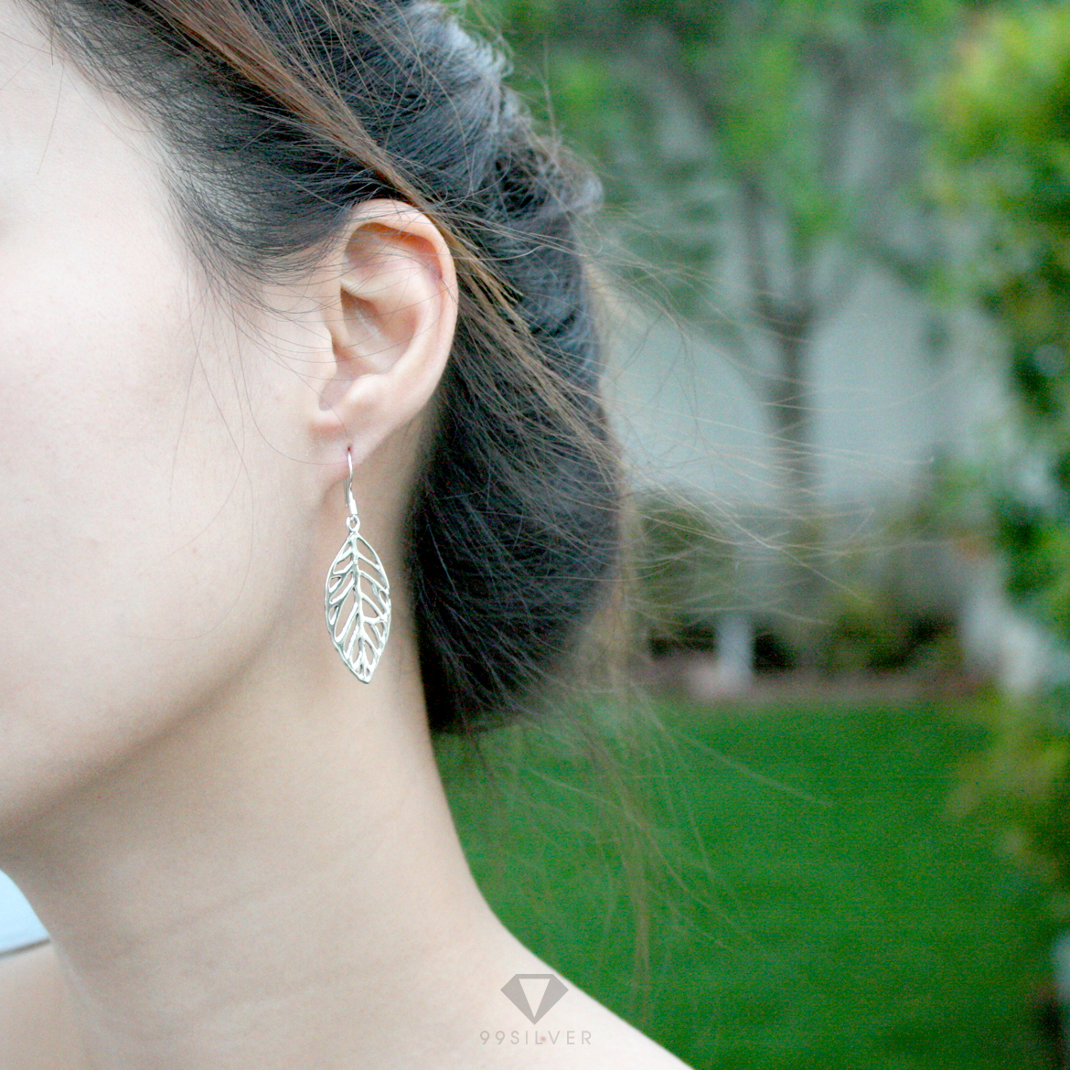 ต่างหูใบไม้ ผิวเรียบเจาะโปร่งทำเป็นลายใบไม้สวยงาม ต่างหูเป็นทรงห้อย