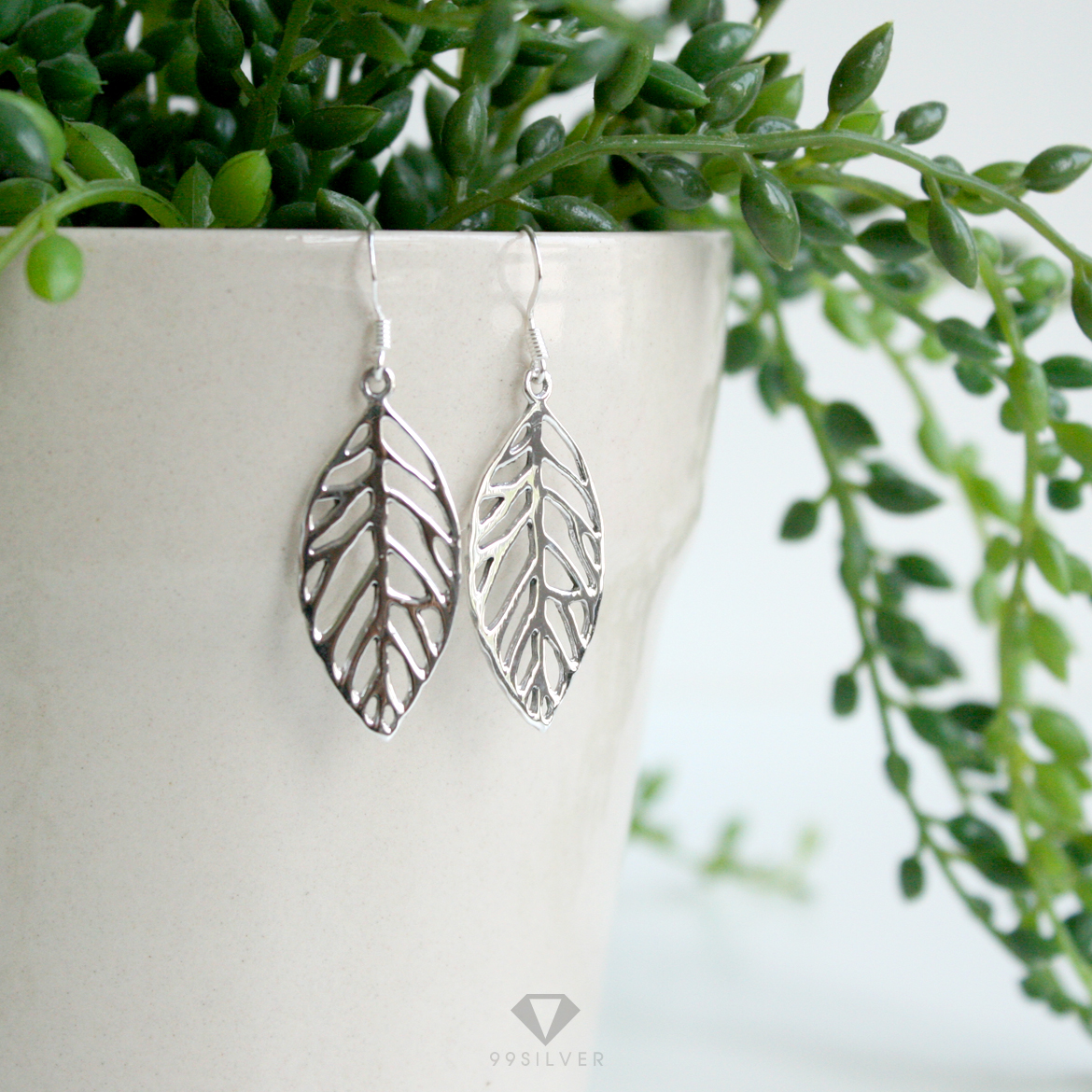 ต่างหูใบไม้ ผิวเรียบเจาะโปร่งทำเป็นลายใบไม้สวยงาม ต่างหูเป็นทรงห้อย