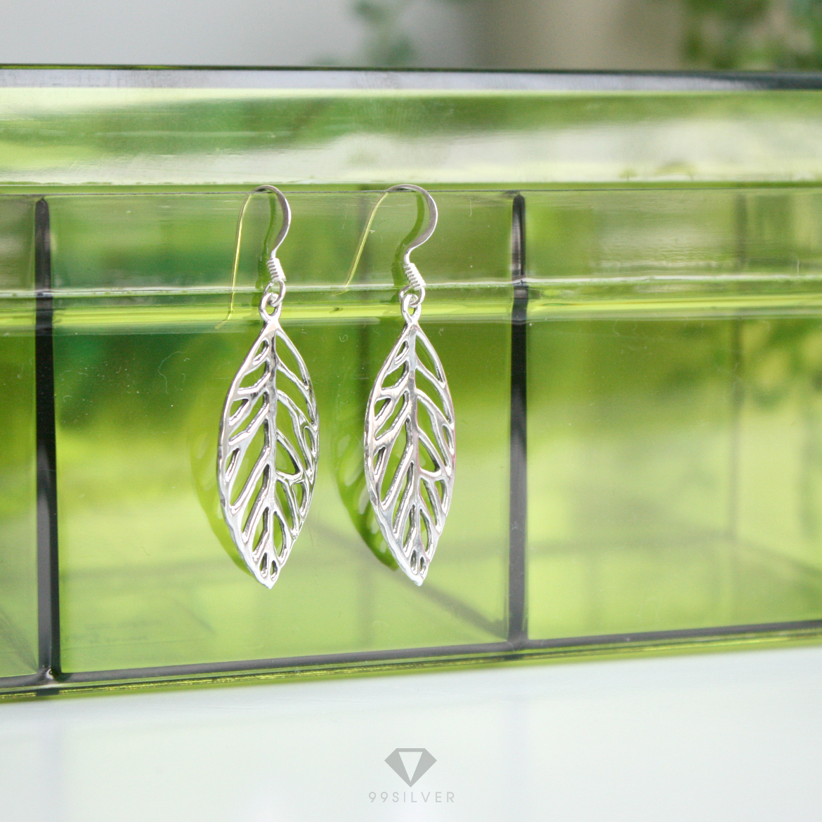 ต่างหูใบไม้ ผิวเรียบเจาะโปร่งทำเป็นลายใบไม้สวยงาม ต่างหูเป็นทรงห้อย